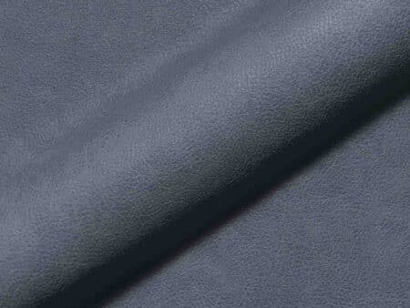 Polsterstoff Sella 1405 mit feiner Lederstruktur, robuster Haptik und pflegeleichter Oberfläche, ideal für stark beanspruchte Polstermöbel.